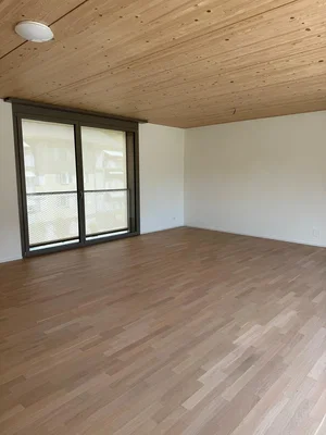 Sala de estar; chão de madeira, vigas de madeira, luz natural