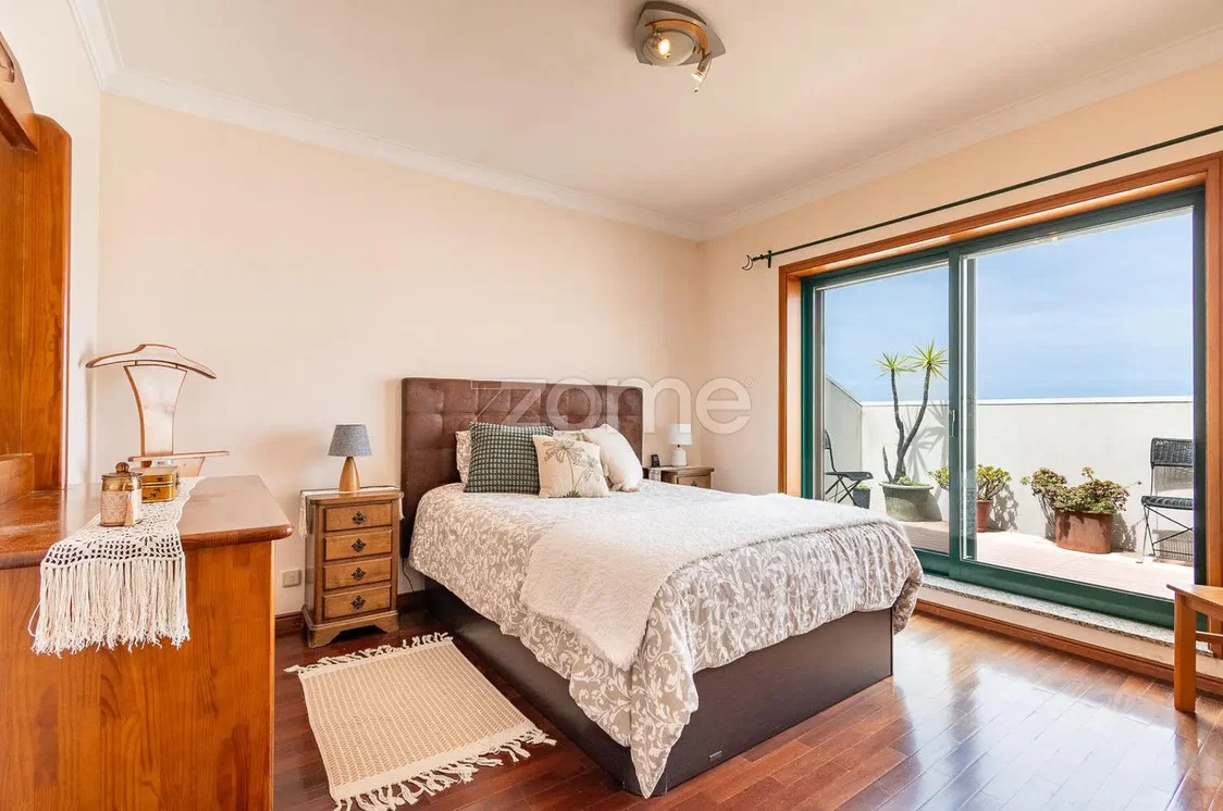 Camera da letto; pavimento in legno, luce naturale, vista