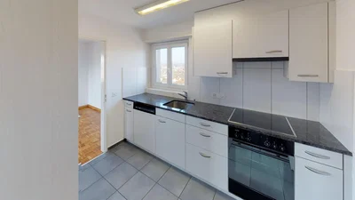 Cucina; elettrodomestici, pavimento in piastrelle, luce naturale