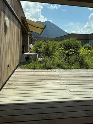 Terraço; vista, chão de madeira, luz natural