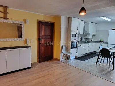 Kuhinja; kućanski aparati, pločice, prirodna svjetlost