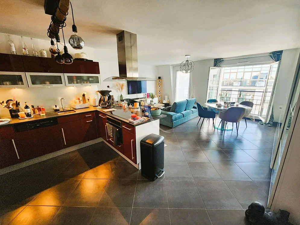 Cuisine; électroménager, carrelage, lumière naturelle