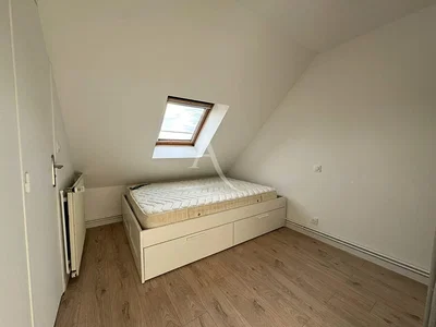 Camera da letto; pavimento in legno, luce naturale