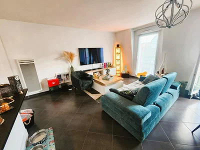 Salon; carrelage, lumière naturelle, style moderne