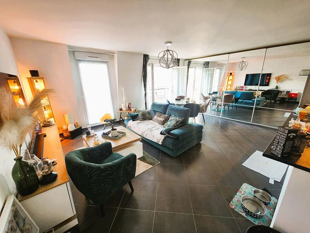 Salon; lumière naturelle, carrelage