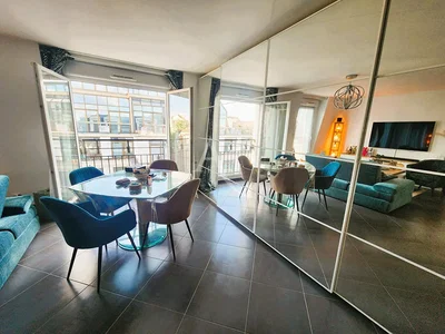 Salon; carrelage, lumière naturelle, style moderne