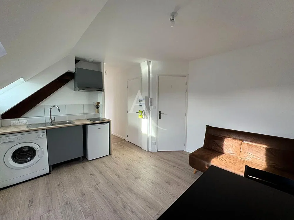 Cucina; elettrodomestici, pavimento in legno, luce naturale