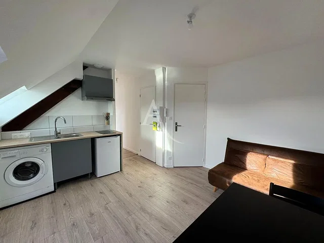 Cucina; elettrodomestici, pavimento in legno, luce naturale