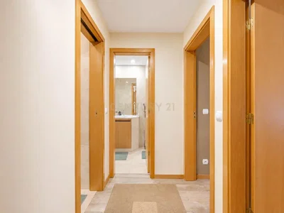 Salon; carrelage, lumière naturelle