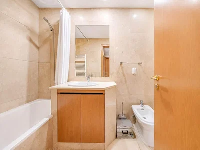 Salle de bain; carrelage, rénové, lumière naturelle