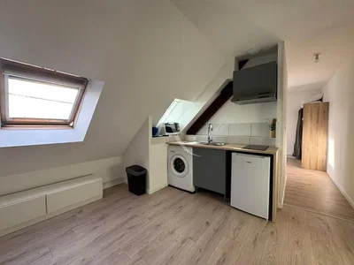 Cucina; pavimento in legno, luce naturale, elettrodomestici