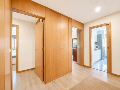 Vestiaire; parquet, rénové, lumière naturelle