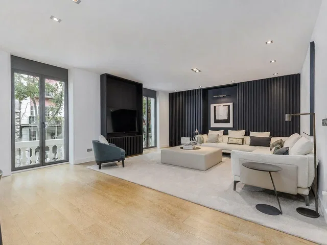 Living room; natural light, wood floor, modern style