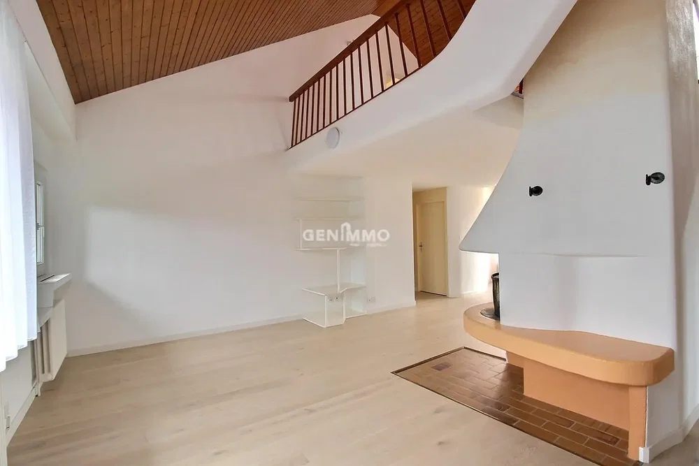 Sala de estar; vigas de madeira, chão de madeira, luz natural