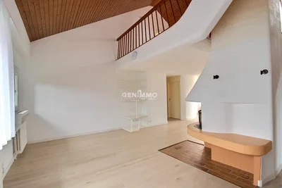 Sala de estar; vigas de madeira, chão de madeira, luz natural