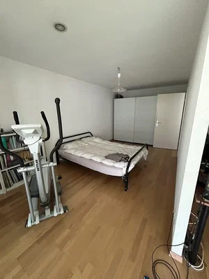 Ložnice; dřevěná podlaha, přirozené světlo