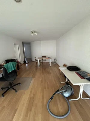 Obývací pokoj; dřevěná podlaha, přirozené světlo