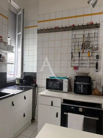Cozinha; eletrodomésticos, chão de azulejo, precisa de renovação, luz natural