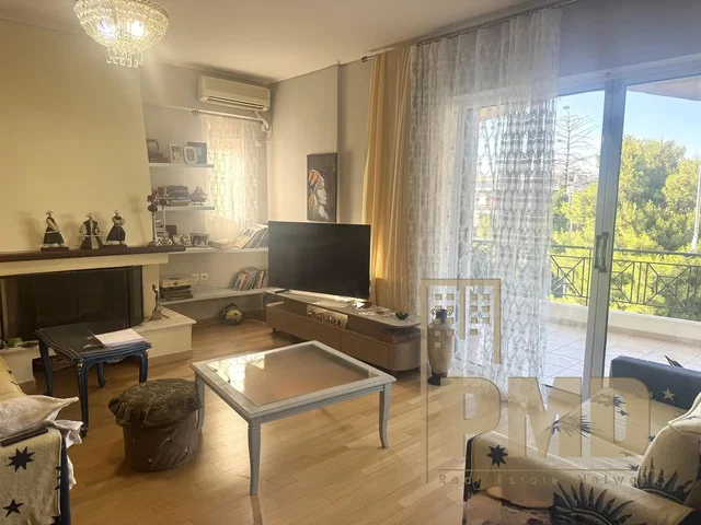 Obývačka; drevená podlaha, prirodzené svetlo, krb
