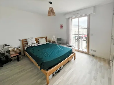 Chambre; lumière naturelle, parquet