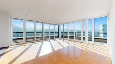 Sala de estar; vista, chão de madeira, luz natural