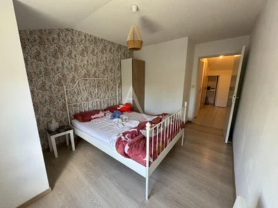 Quarto; chão de madeira, luz natural