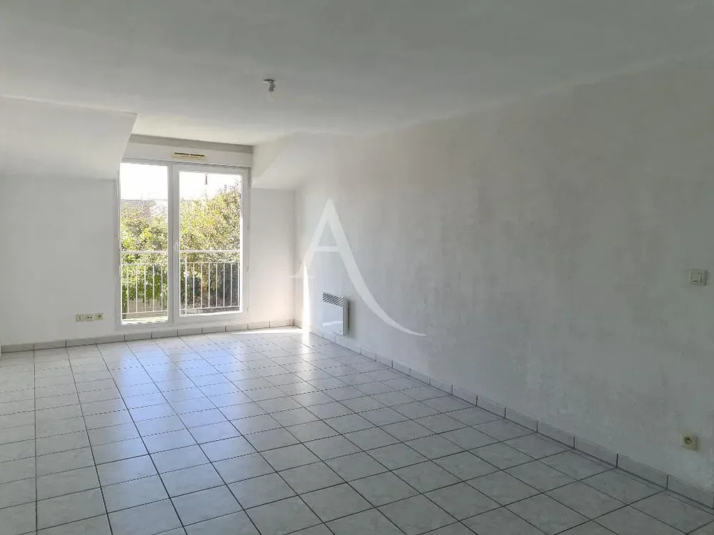 Sala de estar; chão de azulejo, luz natural, vista