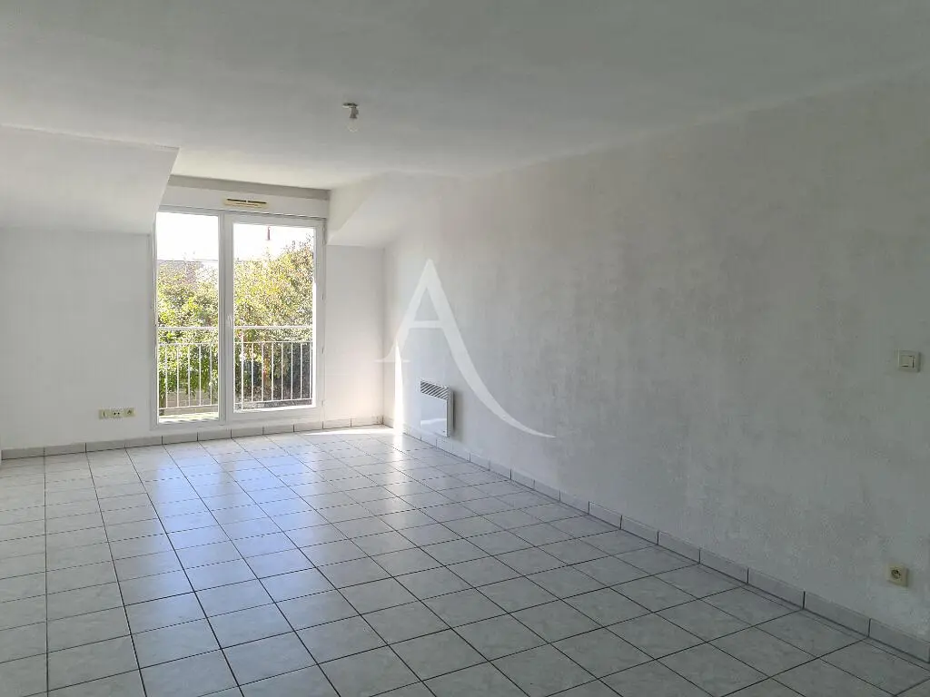 Sala de estar; chão de azulejo, luz natural, vista