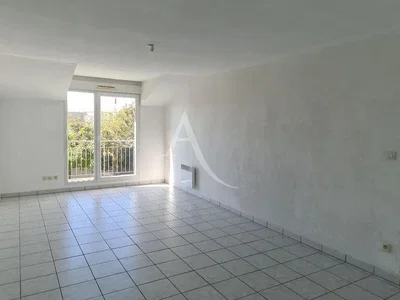 Sala de estar; chão de azulejo, luz natural, vista