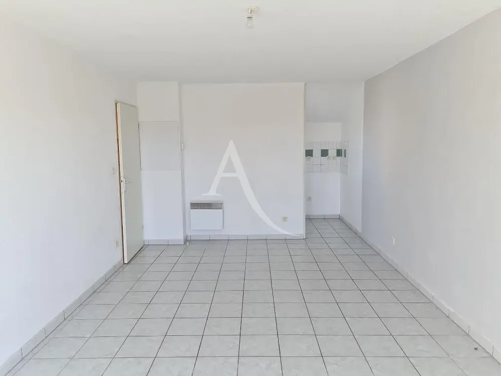 Outro; chão de azulejo, precisa de renovação