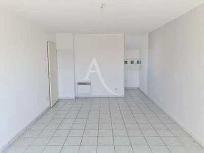 Outro; chão de azulejo, precisa de renovação