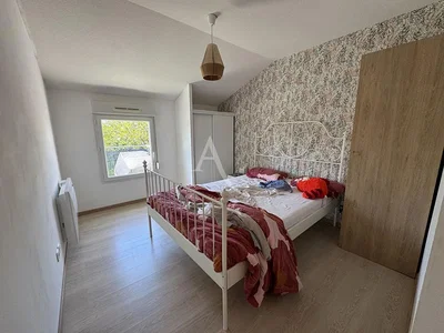 Quarto; luz natural, chão de madeira