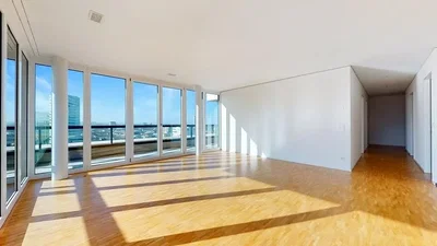 Sala de estar; vista, chão de madeira, luz natural