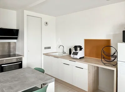 Cuisine; électroménager, carrelage, lumière naturelle, style moderne