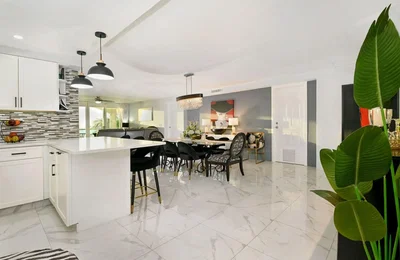 Cuisine; électroménager, carrelage, lumière naturelle, style moderne