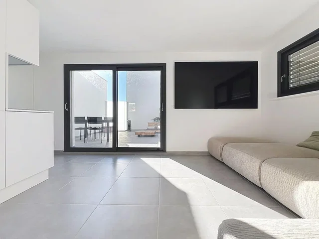 Salon; carrelage, lumière naturelle, style moderne