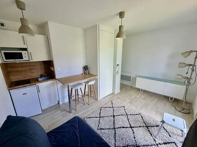 Salón; electrodomésticos, suelo de madera, luz natural, estilo moderno