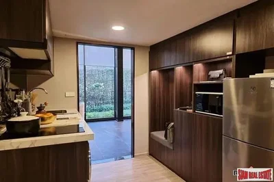 Mutfak; mutfak aletleri, manzara, fayans zemin, doğal ışık, modern stil