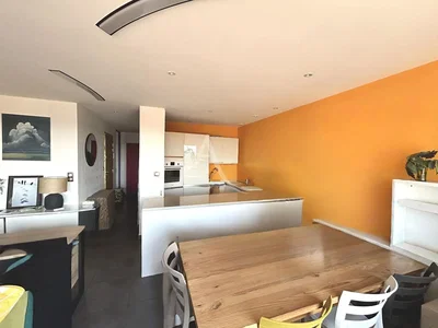 Cuisine; électroménager, parquet, lumière naturelle