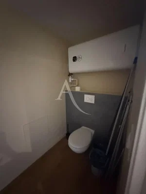 Toilettes; intérieur sombre
