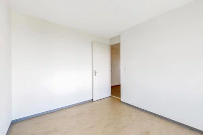 Dormitorio; luz natural, necesita renovación, suelo de baldosas