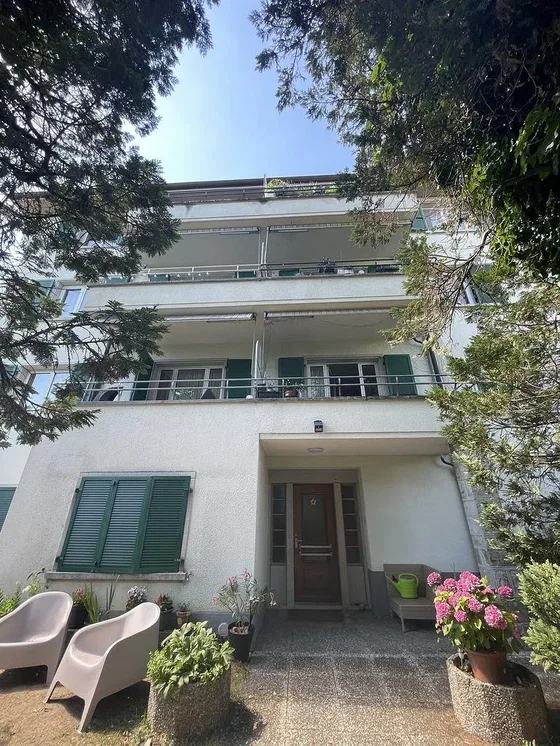 Casa e arredores; luz natural, chão de madeira