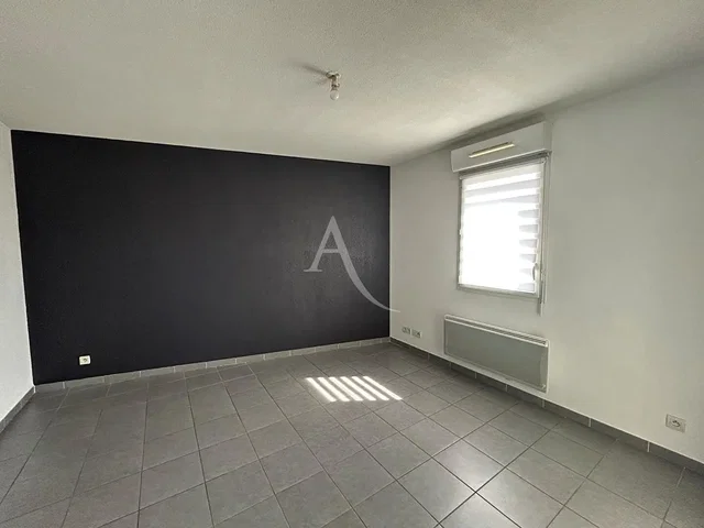 Outro; chão de azulejo, luz natural