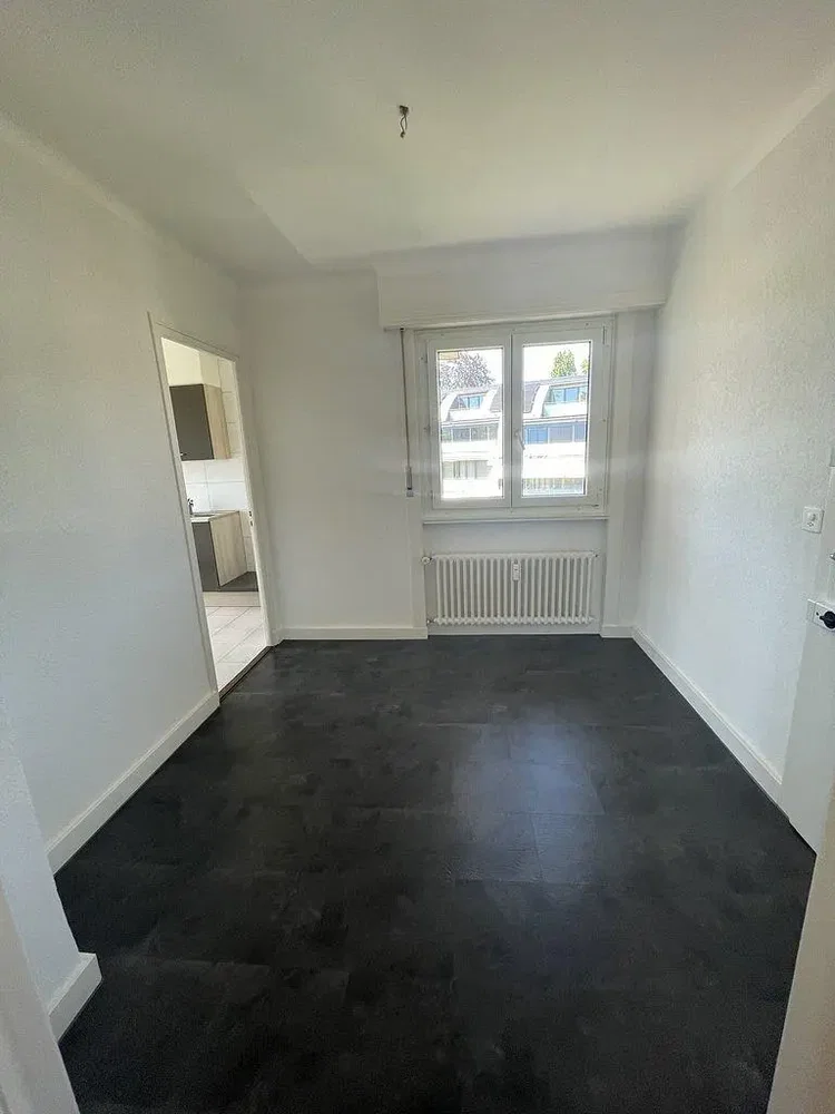 Quarto; luz natural, chão de azulejo