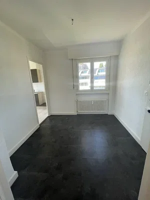 Quarto; luz natural, chão de azulejo