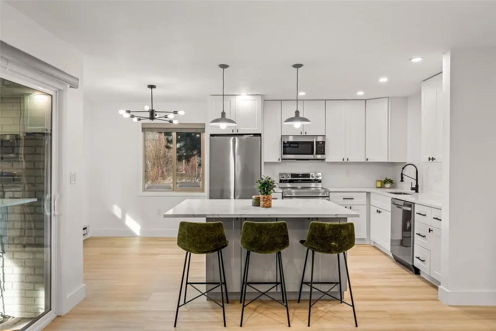 Cuisine; électroménager, parquet, lumière naturelle, rénové, style moderne