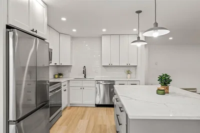 Cuisine; électroménager, parquet, lumière naturelle, style moderne, rénové