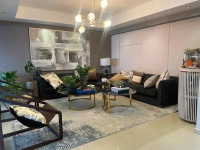 Obývací pokoj; moderní styl, dřevěná podlaha, přirozené světlo