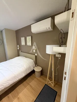 Ložnice; dřevěná podlaha, přirozené světlo