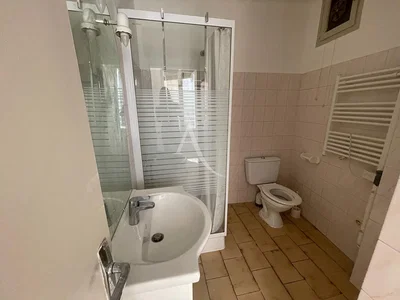 Casa de banho; chão de azulejo, precisa de renovação